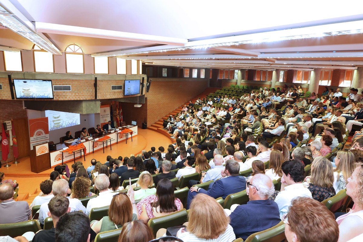 🎓 El pasado 27 de julio, José Luis Gómez representó al Colegio de Economistas de Valladolid, Palencia y Zamora en el acto de graduación de los Grados en Economía, Finanzas, Banca y Seguros, y Marketing e Investigación de Mercados.

👏 ¡Enhorabuena a todos los nuevos Graduados y