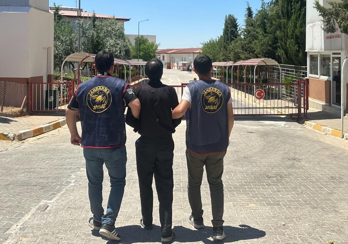 İl Jandarma Komutanlığı ekiplerince yapılan istihbari çalışmalar neticesinde,
“Uyuşturucu veya uyarıcı madde ticareti yapma veya sağlama” suçundan hakkında 1️⃣8️⃣ yıl 9️⃣ ay kesinleşmiş hapis cezası bulunan A.D. isimli şahıs, #Şehitkamil ilçesinde saklandığı adrese düzenlenen