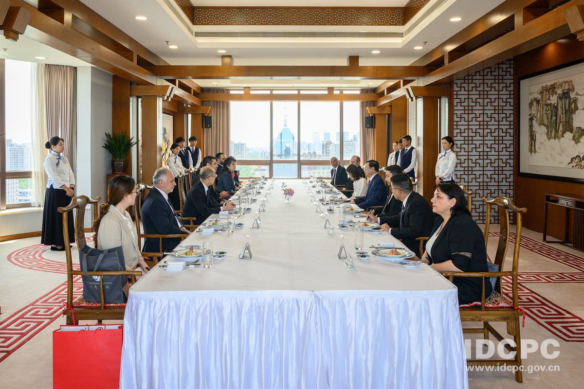 Çin'deyiz.
İlk gün ÇKP  Uluslararası İlişkiler Bakan Yardımcısı Jin Xin ile verimli bir görüşme yaptık.

Ekonomik ilişkiler başta olmak üzere, Vatan Partisi olarak, Çin devleti katında Türkiye-Çin işbirliği ve fırsatlar üzerine çok değerl planlamalar yaptık. 
Türkiye'yi üretim