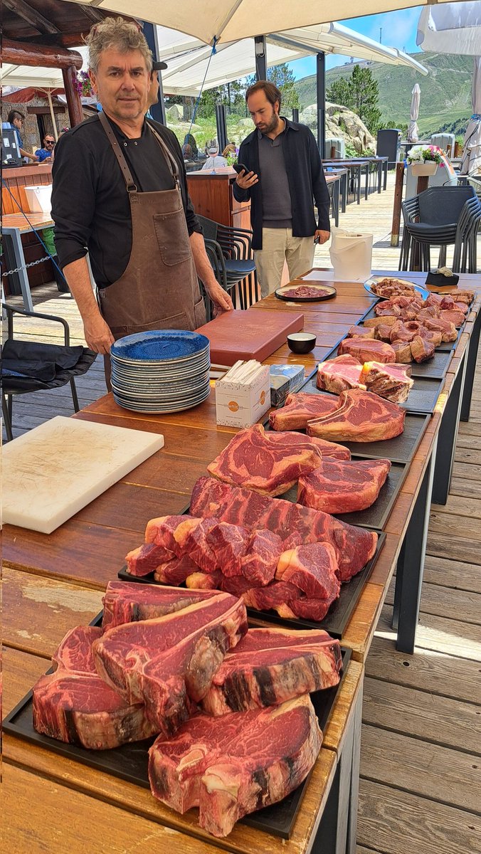 joanbesson's tweet photo. El distribuïdor ceretà #CarlesBisbal sorprèn restauradors i gastrònoms andorrans amb la qualitat de la seva línia de carns. A l'entorn natural de #Pessons, a @grandvalira, fa una degustació amb vedella europea, canadenca i japonesa per promocionar el producte al país. https://t.co/apmQyw3aA7