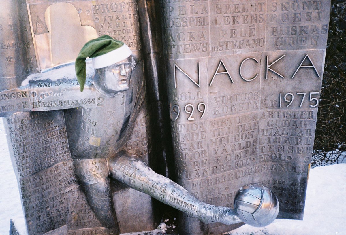 Den 8:e juli 1975 gick Lennart ”Nacka” Skoglund ur tiden. ”Nacka” har joxat med trasan i himlen i exakt ett halvt sekel nu, men hans minne lever kvar lika starkt som någonsin. Fotbollskonstnär - söderkis - bajare. Vila i frid!