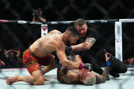 CovMMACentel's tweet image. Report: Ilia Topuria shares that his mom wants him to retire because, to her, watching him fight feels like witnessing a "felony on live television." 馃槵
(via @ESPNDeportes)