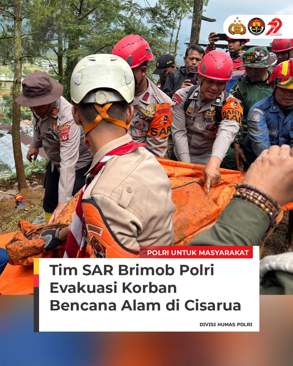 Personel Siaga SAR Batalyon D Resimen I Pasukan Pelopor Korbrimob Polri mengevakuasi korban hanyut dan penanganan longsor di Cisarua, Kabupaten Bogor, Jawa Barat, pada Minggu (6/7). Dalam penanganan bencana tersebut, Polri bersinergi dengan TNI, BPBD, serta instansi dan