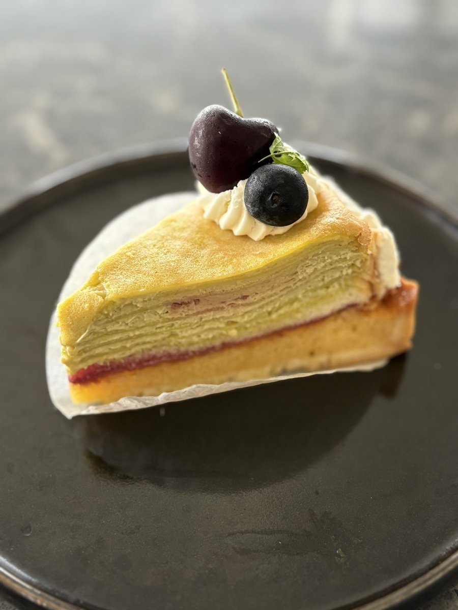 neko672bot's tweet photo. ワレジから徒歩1分のところに、ケーキ屋さんが爆誕してた。しかも7/1にオープンしたばかりとのこと。写真はピスタチオミルクレープ。めちゃ美味かった。
https://t.co/k2l4jgoYDc https://t.co/CsPLxxhgJe