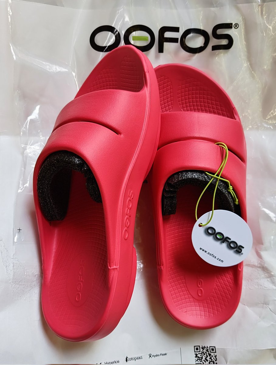 elecommax's tweet image. 膝も腰もぶっ壊した私に優しいサンダルを買いました。
履いて歩くと腰が楽で気持ちいいです、オススメです～😀👍️
#リカバリーサンダル
#OOFOS