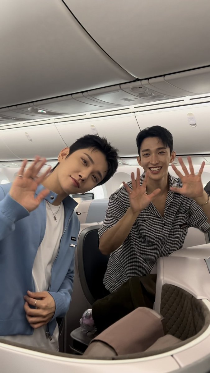#제작지원
몰디부로 향하기 직전, 싱가포르 항공 안에서 보내온 조슈아와 도겸의 다정한 인사 공유합니다🪽🤍

⬇️⬇️⬇️Click✔️
instagram.com/reel/DL1oogRzz…

#세븐틴 #SEVENTEEN #조슈아 #JOSHUA #도겸 #DOKYEOM #싱가포르항공 #singaporeair #FlySQ