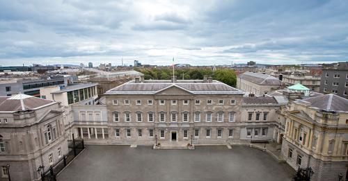 Protest this evening over college fees. 
midwestradio.ie/news/protest-t…