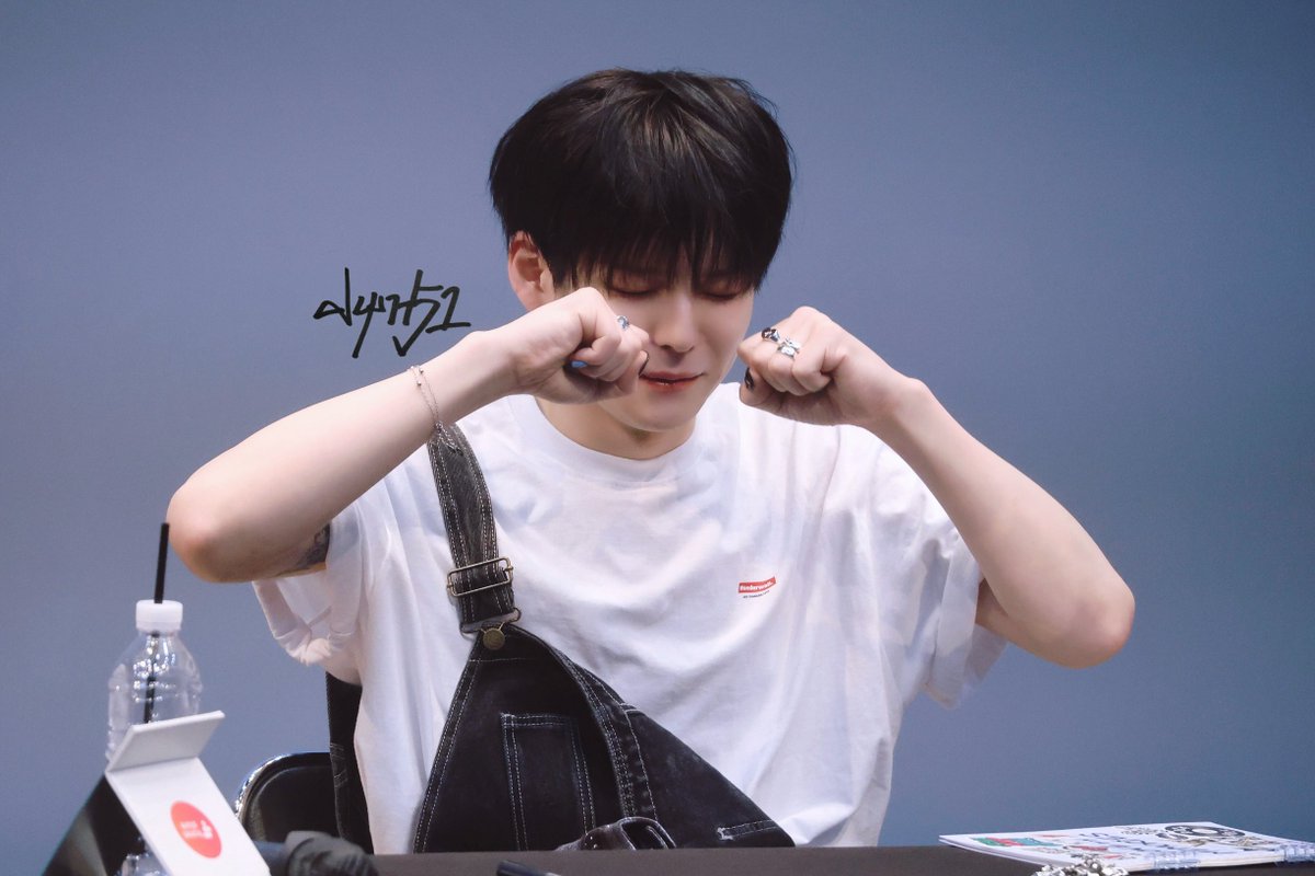 생일카페에서 모은 메시지를 요시에게 전달했습니다🫶🏻💕 메시지를 써주신 모든 분들 정말 감사합니다😭🙏🏻