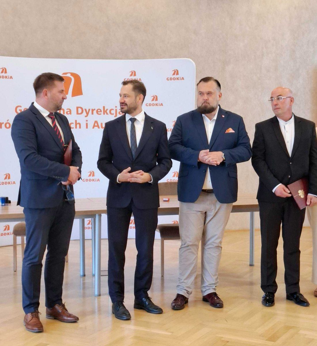 Aleksander Miszalski (@miszalski_) on Twitter photo Problem hałasu w naszym mieście potwierdzają wyniki Barometru Krakowskiego, w którym mieszkańcy wskazali hałas jako jeden z najpoważniejszych problemów w Krakowie. Aktywnie działamy w tym zakresie - Rada Miasta przyjęła uchwałę antyhałasową, a wczoraj <a href="/GDDKiA_Krakow/">GDDKiA Kraków</a> podpisała Problem hałasu w naszym mieście potwierdzają wyniki Barometru Krakowskiego, w którym mieszkańcy wskazali hałas jako jeden z najpoważniejszych problemów w Krakowie. Aktywnie działamy w tym zakresie - Rada Miasta przyjęła uchwałę antyhałasową, a wczoraj <a href="/GDDKiA_Krakow/">GDDKiA Kraków</a> podpisała