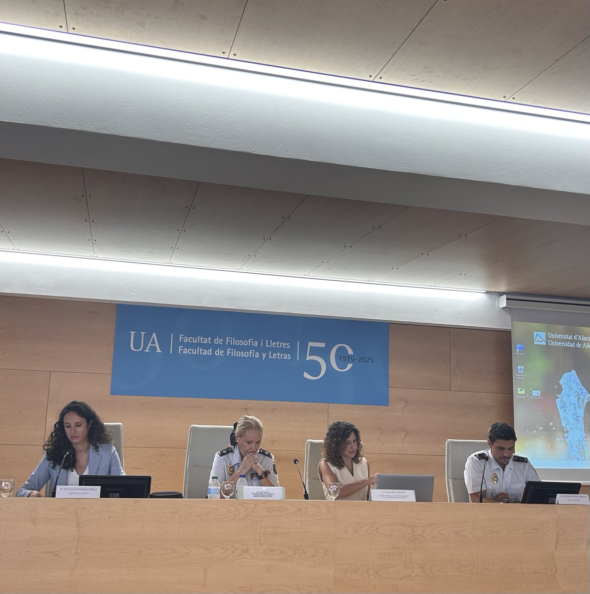 La anterior semana se celebró en la UA el curso "Ciberdelincuencia e Inteligencia Artificial: ¿Una amenaza imparable?", dirigido por nuestra compañera Elena Gutiérrez y coordinado por nuestro compañero Adrián Rico.

informacion.es/universidad/20…