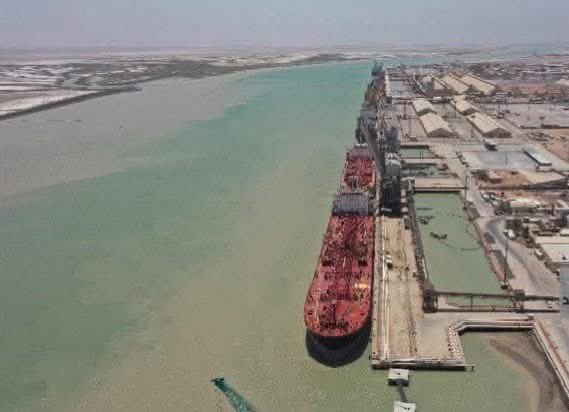 أغلقت وزارة الخزانة الأمريكية رصيف (41) في ميناء خور الزبير بالبصرة بسبب عقوبات على رجل أعمال متهم بتهريب النفط الإيراني بوثائق مزورة.
🔻 الإغلاق أثر على تصدير النفط الأسود وإيرادات العراق وقطاع الطاقة بشكل كبير.
#العراق #البصرة #نفط