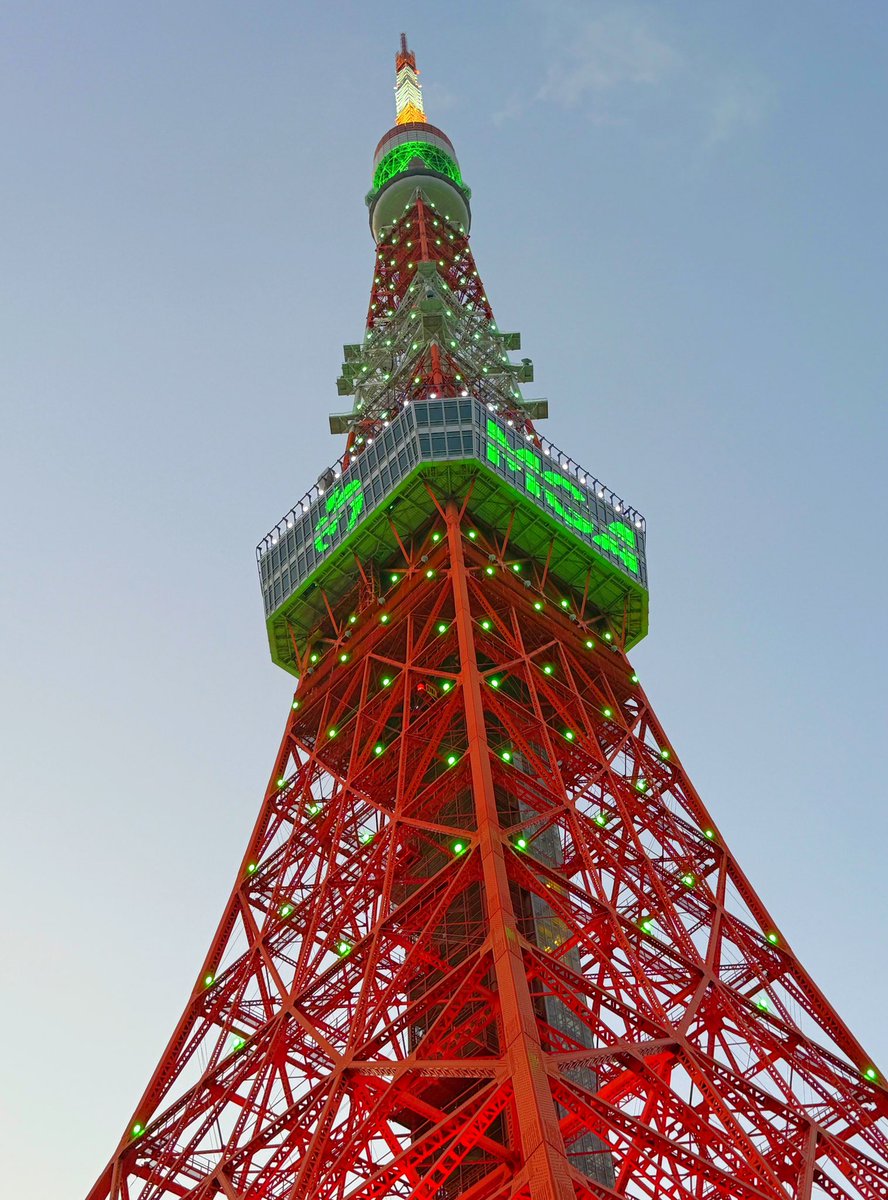meg0327m's tweet photo. あまりの人の多さに
暗くなるまでは待てずに退散🍏🗼
10周年💚
#MrsꓸGREENAPPLE 
@AORINGOHUZIN https://t.co/XRHOPg91eX