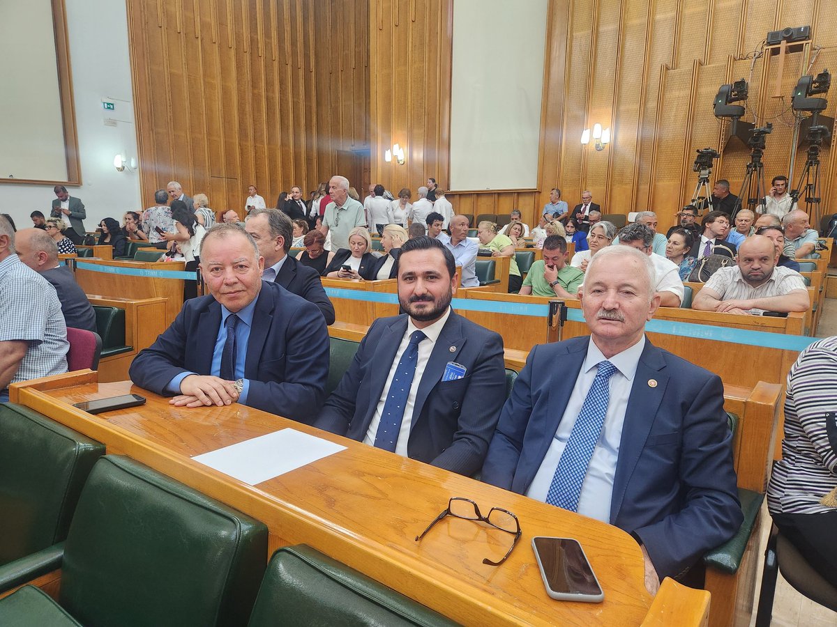 Devrim Ölmez (@devrimmolmez) on Twitter photo Cumhuriyet Halk Partisi Grup Toplantısı İçin Ankaradayım.
<a href="/herkesicinCHP/">CHP 🇹🇷</a> <a href="/eczozgurozel/">Özgür Özel</a> <a href="/gokanzeybekCHP/">Gökan Zeybek</a> <a href="/ChpAfyon03/">CHP Afyonkarahisar İl Başkanlığı</a> <a href="/farukduhachp/">Faruk Duha Erhan</a> Cumhuriyet Halk Partisi Grup Toplantısı İçin Ankaradayım.
<a href="/herkesicinCHP/">CHP 🇹🇷</a> <a href="/eczozgurozel/">Özgür Özel</a> <a href="/gokanzeybekCHP/">Gökan Zeybek</a> <a href="/ChpAfyon03/">CHP Afyonkarahisar İl Başkanlığı</a> <a href="/farukduhachp/">Faruk Duha Erhan</a>
