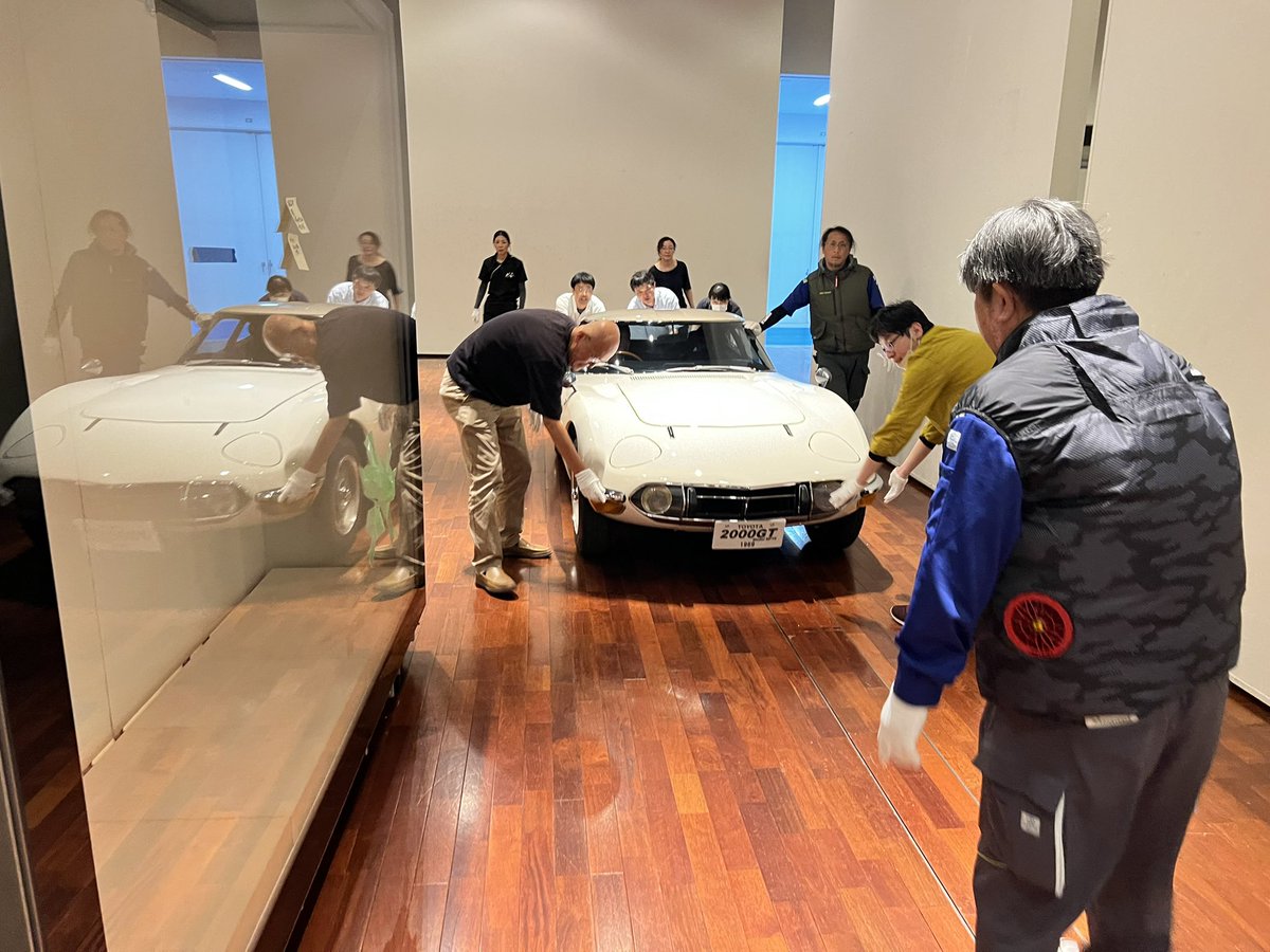 ybsevent's tweet image. トヨタ2000GTが山梨県立博物館に到着しました!昨日の伝説のF1マシンに続き一度は見てみたい名車の登場です!7月12日からの「みんなのクルマ展」お楽しみに! #F1 #山梨県立博物館 #トヨタ2000GT