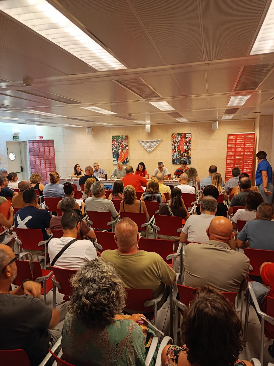 CCOO Com. Centrals (@ccoocomcentrals) on Twitter photo 🗣️ Celebrem assemblea general informativa en la seu de CCOO d'Alcoi amb el saló d'actes de gom a gom. Participa la secretària general de CCOO PV <a href="/AnaGarciaCCOOPV/">Ana Garcia</a>, el secretari general de <a href="/CCOOComCentrals/">CCOO Com. Centrals</a> <a href="/raulccoopv/">Raül</a> i els portaveus de les federacions i sindicats Intercomarcals. 🗣️ Celebrem assemblea general informativa en la seu de CCOO d'Alcoi amb el saló d'actes de gom a gom. Participa la secretària general de CCOO PV <a href="/AnaGarciaCCOOPV/">Ana Garcia</a>, el secretari general de <a href="/CCOOComCentrals/">CCOO Com. Centrals</a> <a href="/raulccoopv/">Raül</a> i els portaveus de les federacions i sindicats Intercomarcals.