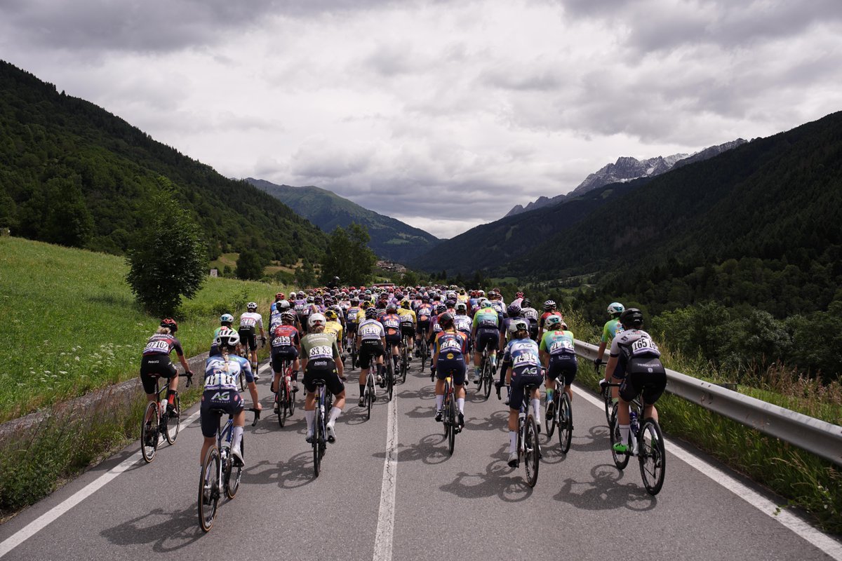 girowomen's tweet photo. 🏁 108 kms to go

A packed bunch is rapidly approaching Passo del Tonale's summit, no breakaway yet / il gruppo compatto si avvicina alla cima del Tonale, ancora niente fuga tra @ComunediVezza e @comunetn

📸 LaPresse / @MarcoAlpozzi
#GirodItaliaWomen #WonderfulWomen #WOW https://t.co/P7hHp0aSt0
