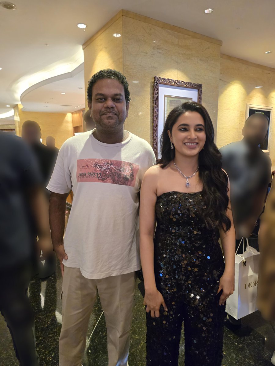 Muhd_Shariff's tweet photo. Hearts of Harris - The Final Encore / Vijay Antony 2.0 - Live in Concert:

Photos with Indian actress Priyanka Mohan at the hotel.

This is my second time seeing her live.

#MalikStreams #HeartsOfHarris #TheFinalEncore #LiveInConcert #VijayAntony2Point0 #KualaLumpur #Malaysia https://t.co/nADS4eJZ1H