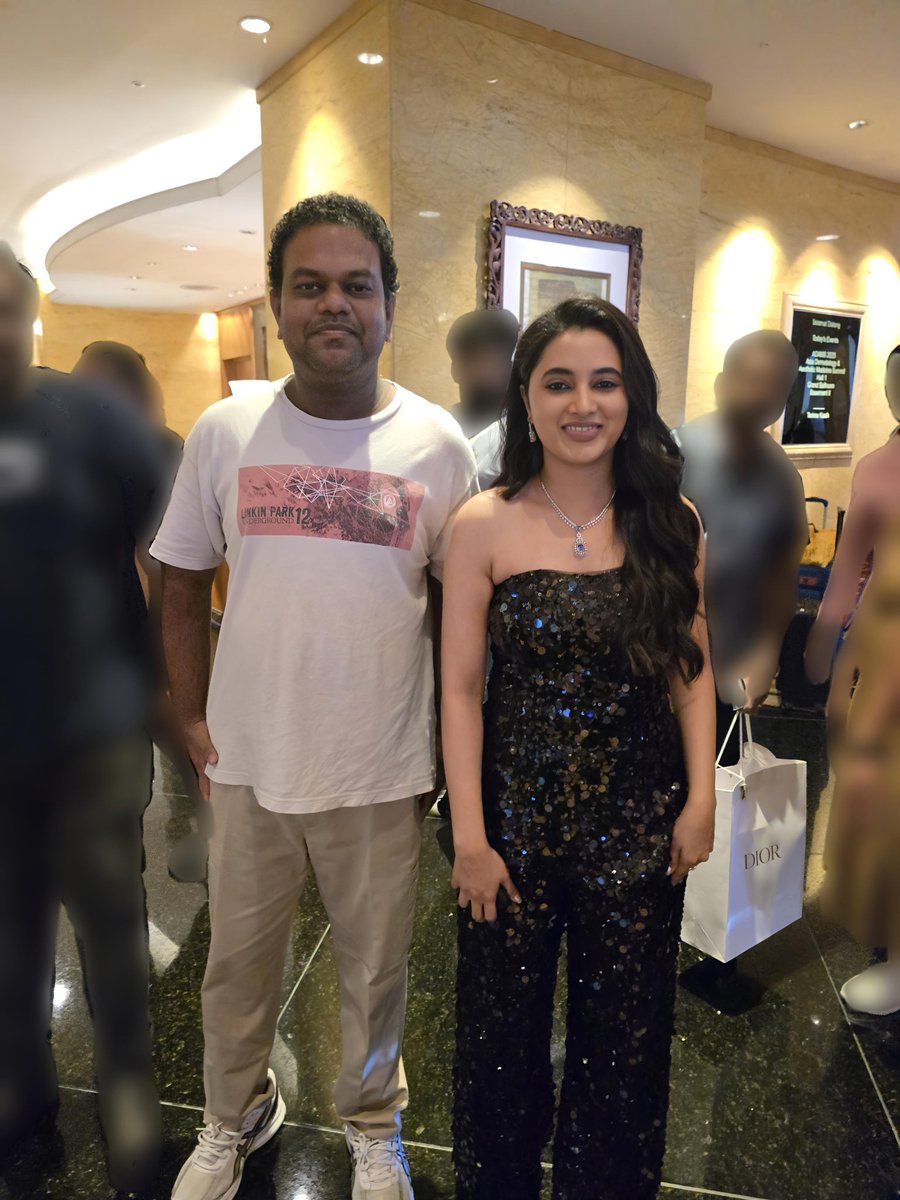 Muhd_Shariff's tweet photo. Hearts of Harris - The Final Encore / Vijay Antony 2.0 - Live in Concert:

Photos with Indian actress Priyanka Mohan at the hotel.

This is my second time seeing her live.

#MalikStreams #HeartsOfHarris #TheFinalEncore #LiveInConcert #VijayAntony2Point0 #KualaLumpur #Malaysia https://t.co/nADS4eJZ1H