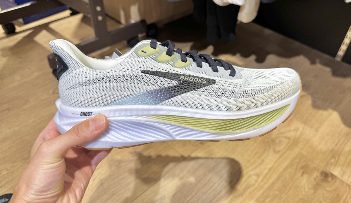 ゴースト17試着してきた🏃

・16より幅狭め！僕はGood！
・相変わらずのゴースト感は健在👍
・ソールの嫌な柔らかさはなさそうで安心
・なんか前足部に乗りやすくなった？かな？
・かかとの形状がローンチ、ちょい違和感あり
・でも走ったら抜け感とかはなさそう🙆

というわけで購入しました🎖️