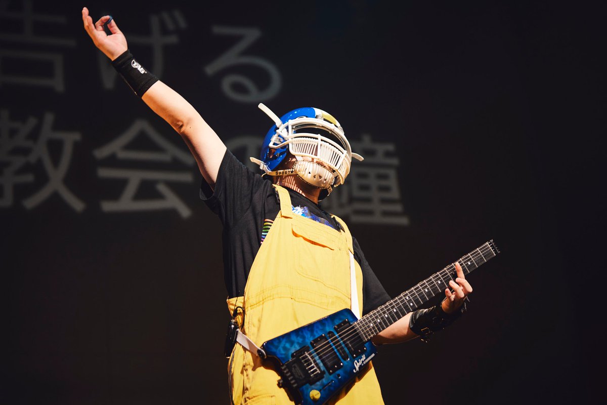 ポンズピックキーホルダーのモデルである
ジャズ型ピックを掲げるアイキッド