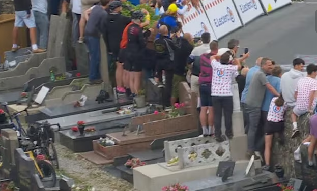 Ik zag dit passeren.. Hebben ze dit becommentarieerd op tv? Dit kan toch niet? #TourDeFrance