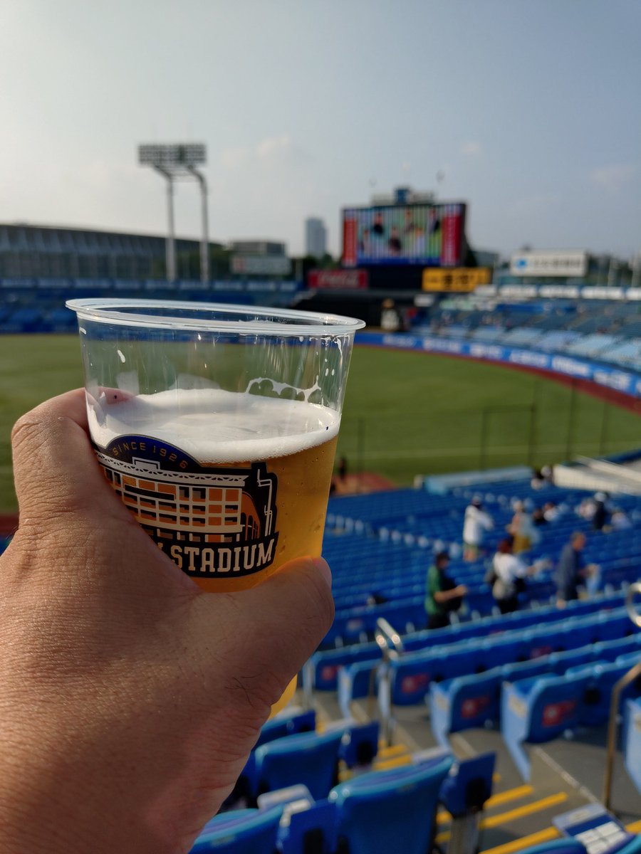 今シーズン初の神宮観戦
半端じゃない暑さ
ビール半額デー