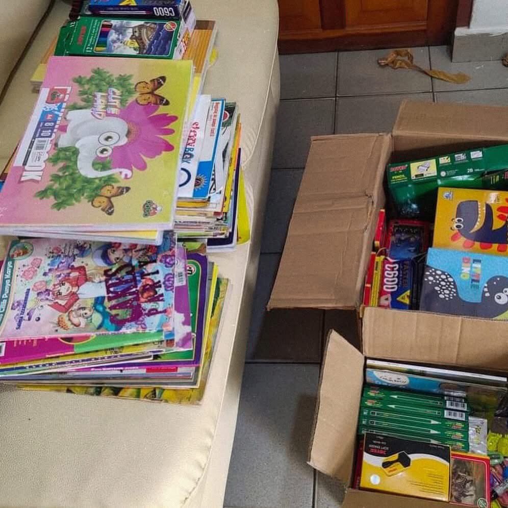 HanoWene's tweet photo. Memberikan bantuan buku paket dan Alkitab kepada salah satu guru kontrak di distrik Pirime, oleh kak Simon Tabuni dari @wisatasagukais dan kak @neas_wanimbo . 

Terimakasih orang baik yang selalu mendukung kami punya kegiatan literasi 🙏🏿

#hanowene #buku #literasi #sekolah https://t.co/wPsKqAttzA