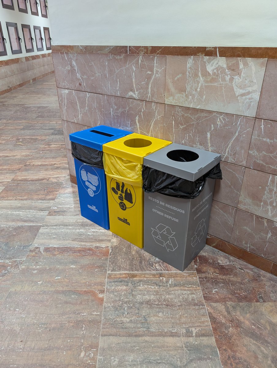 encampusuc3m's tweet image. ♻️ ¡Reciclar es fácil! La UC3M ha instalado más de 300 islas de reciclaje en todos sus campus.
🗑️ Contenedores para papel, envases ligeros y residuos generales.
📍 Encuentra el tuyo en pasillos y zonas comunes.
Más info: goo.su/VOdRfD