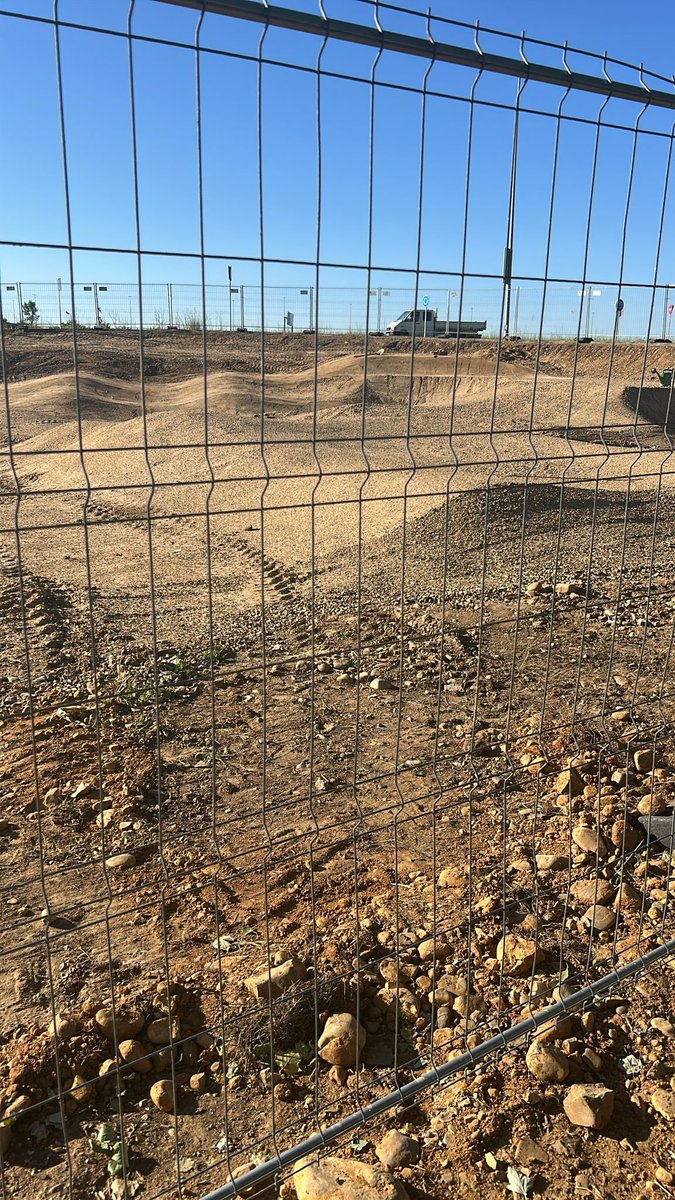 🦁💪Una iniciativa de UPL a los presupuestos municipales que se hace realidad en el barrio de Puente Castro para todos los jóvenes leoneses: un pump track