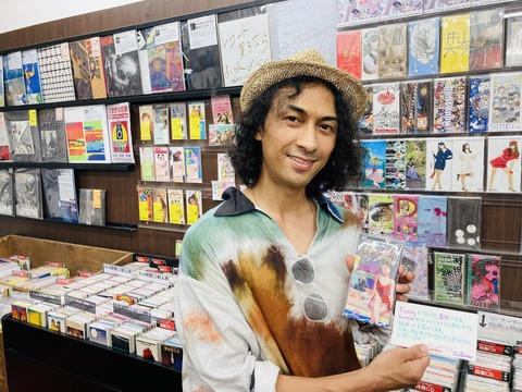 diskunionBF's tweet photo. アーティストさまご来店
7/7に『Tonight(8cmCD)』をリリースされた、
Jun Parker & Carlinhos のJun Parkerさまにご来店いただきました。
当店好評販売中です。
POPも書いていただきありがとうございます。
詳細はこちら
https://t.co/mek8QwYCWA https://t.co/d0SeA2tO4l