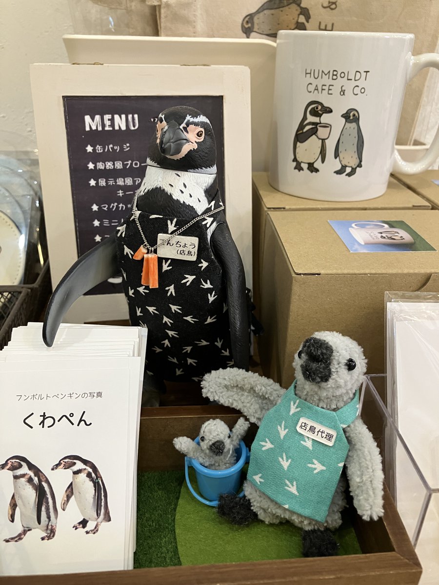 _98pen's tweet image. 🐧「ペンぎょ展行ってきたよ！」

店鳥が責任もって納品にお伺いしました😤

🐧「ブローチだけ制作が間に合わないそうです」

店鳥代理の働きぶりをチェック👀
…ではなく
展示を楽しんだ様子😮‍💨

続く

 #ペンぎょ展2025 
#ペンぎょ展