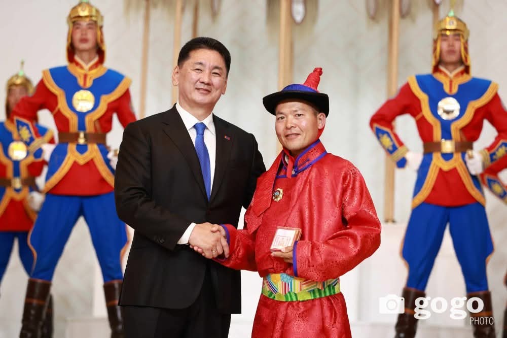 Манай жиргээч дундаас Хөдөлмөрийн гавьяаны одон хүртжээ. Буджаа гүйгээд л байгаарай. Зогсохгүй..