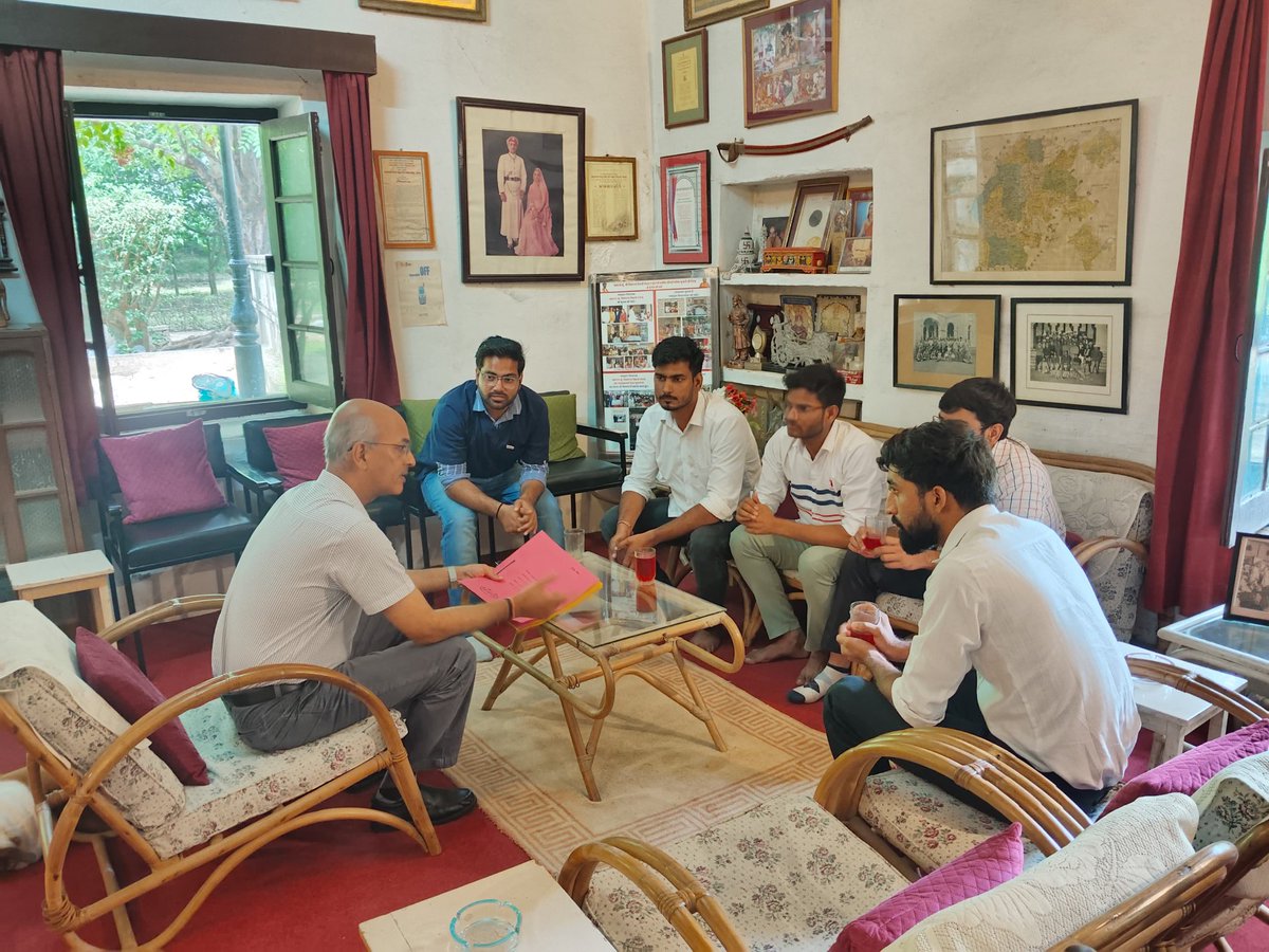 समोर बाग स्थित आवास पर वेटरनरी कॉलेज, वल्लभनगर, उदयपुर से पधारे डॉ. सचिन गुर्जर जी, डॉ. दिलीप शर्मा की, डॉ. यश दीक्षित जी, डॉ. राहुल गिरी जी, डॉ. अनुपम शर्मा जी से शिष्टाचार भेंट की। उनसे पशु चिकित्सा पीजी और पीएचडी छात्रों के स्टाइपेंड को मेडिकल एवं आयुर्वेदिक चिकित्सकों के