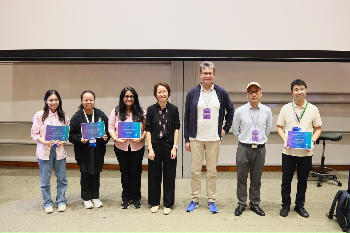 muller_group's tweet image. The #poster #price #winners of the Applied Materials &amp;amp; Interfaces Conference 2025 (#AMIC2025) in #Singapore together with the Chairs of AMIC2025 Xing Yi Ling, Huaping Xu and myself
