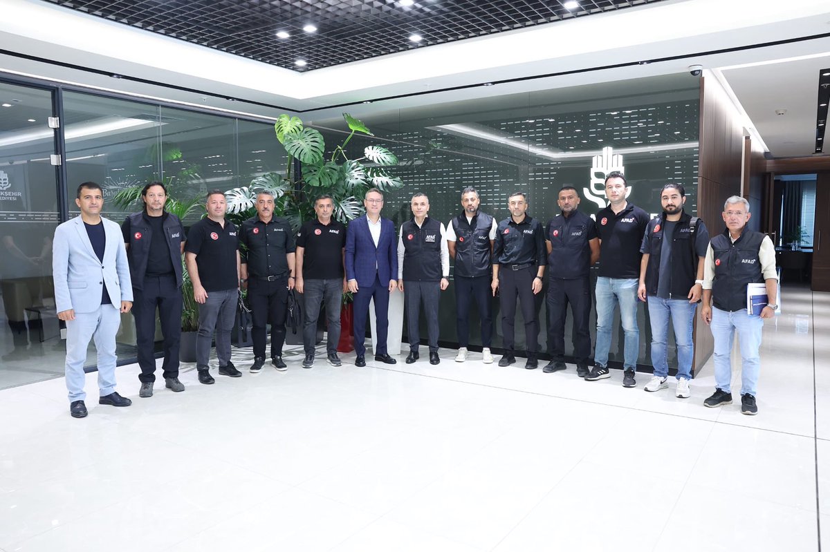 1️⃣/2️⃣ Samsun İl Afet ve Acil Durum Müdür Vekili İsa Çolak ve 11 AFAD personeli, Samsun Büyükşehir Belediyesi Afet İşleri Dairesi Başkanı Cemal Bozkurt ve beraberindeki ekip ile birlikte, İstanbul Başakşehir Belediye Başkanı Sayın Yasin Kartoğlu’nu makamında ziyaret etti.