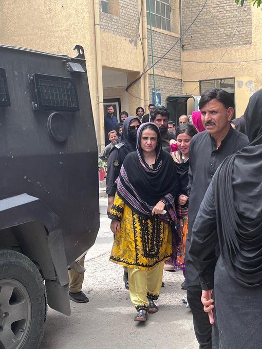 شیر دخت بلوچستان در محاصره اشغالگران!

صدای این شیر دختر بلوچ باشیم.

هشتگ زیر ا جهت حمایت کامنت کنید.

#MahrangBaloch
#دکتر_مهرنگ_بلوچ