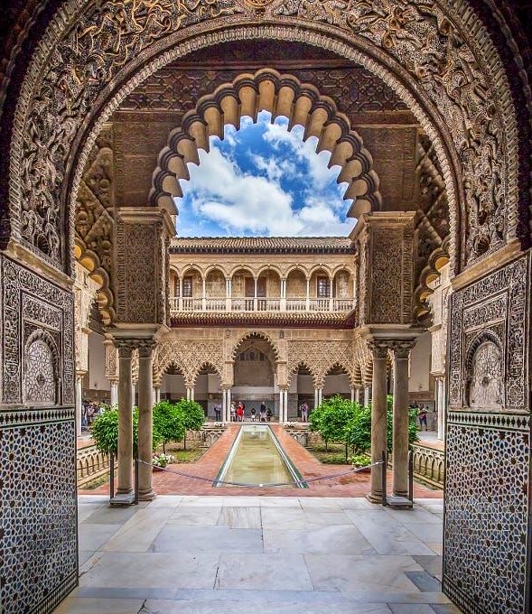 “Sakın ümitsizliğe kapılıp kapılar kapandı deme! Kapıyı ısrarla vurana, kapı bir gün açılır.”