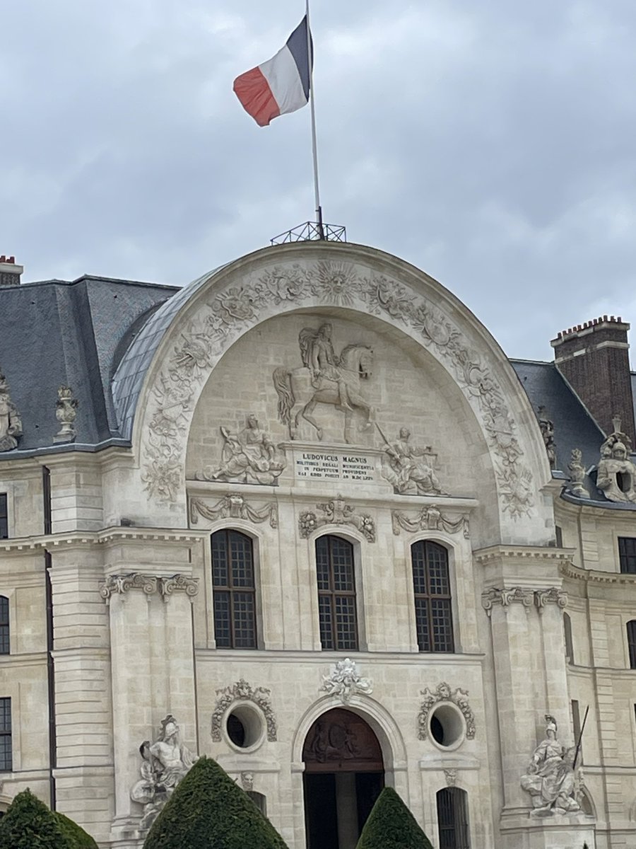 Hier soir, devant un parterre fourni de politiques et de grands capitaines d’industrie, mon cousin germain <a href="/GeoffroyRDB/">Geoffroy Roux de Bezieux</a>, a été élevé au grande d’officier de la Légion d’Honneur des mains du <a href="/CEMA_FR/">Chef d'état-major des armées</a> Thierry Burkhard. L’occasion d’échanger longuement notamment avec <a href="/GDarmanin/">Gérald DARMANIN</a>.