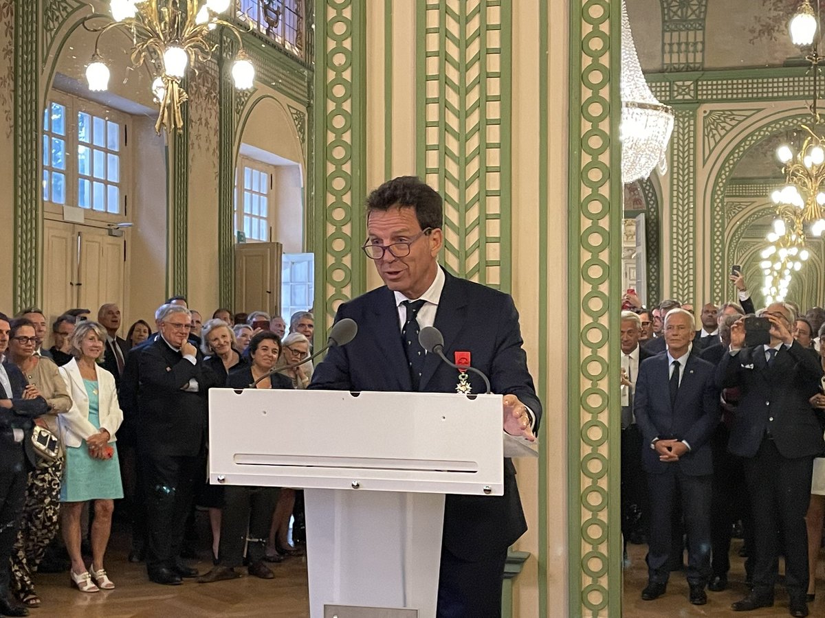 rouxdebez's tweet photo. Hier soir, devant un parterre fourni de politiques et de grands capitaines d’industrie, mon cousin germain @GeoffroyRDB, a été élevé au grande d’officier de la Légion d’Honneur des mains du @CEMA_FR Thierry Burkhard. L’occasion d’échanger longuement notamment avec @GDarmanin. https://t.co/TEJz2uxg2S