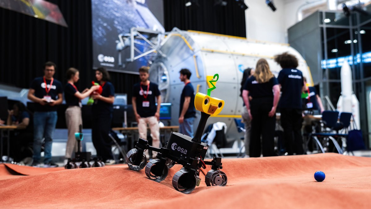 ejrquartz's tweet image. 🤖 @ESA_Tech's latest Technology Image of the Week🚀
30 students learned to drive 3D-printed rovers at an @esa Academy workshop, where they tried to find a hidden blue ball. With a little help from us, the caption explains more. 👉esa.int/ESA_Multimedia…
📸: ESA-SJM Photography
