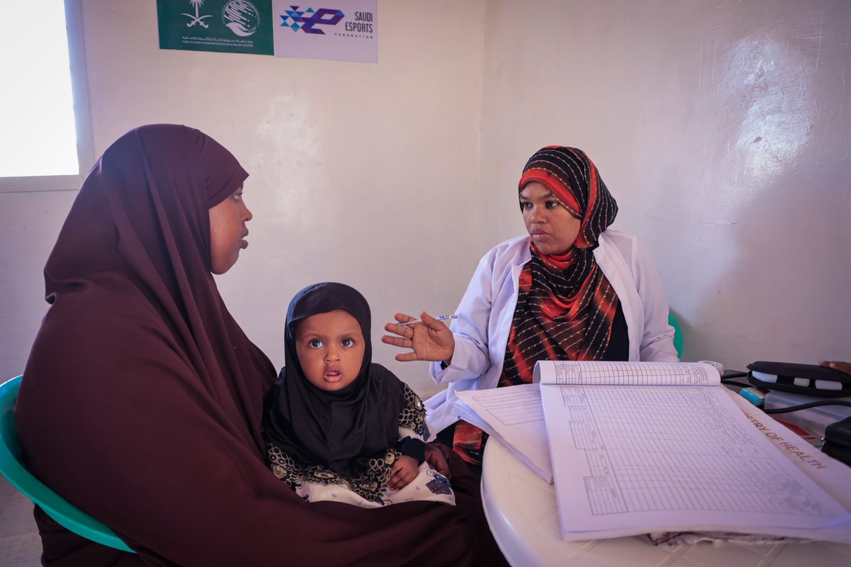 unicefsomalia's tweet image. After two years of limited access due to conflict, peace has returned to #Laascaanood, allowing vital health services to resume. Families now benefit from essential care, including immunization and maternal health services, thanks to support from @KSRelief_EN and @Saudi_Esports.