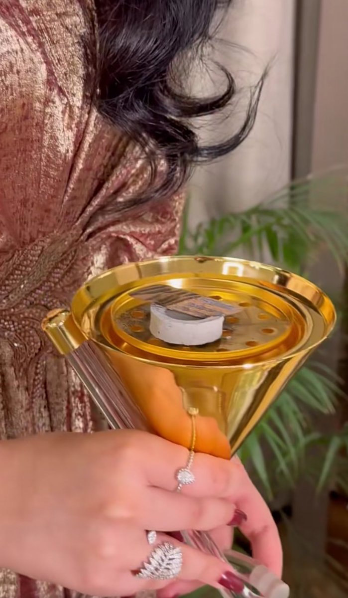 Took___'s tweet image. ليس هُنآك أصدقُ من شخصً , يأتيك ليصمت معك , حينمآ يكون آلحديث إختنآقاً
.
.
صبااح 🌷🌷