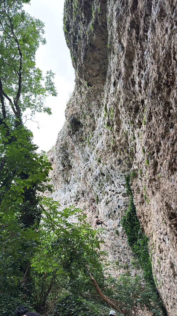 JavierInfanteB's tweet image. Mi nuevo sitio preferido para les escalada en verano. Río (los niños se encargan de la cena), buenas, largas y desplomadas paredes y sombra casi todo el día.