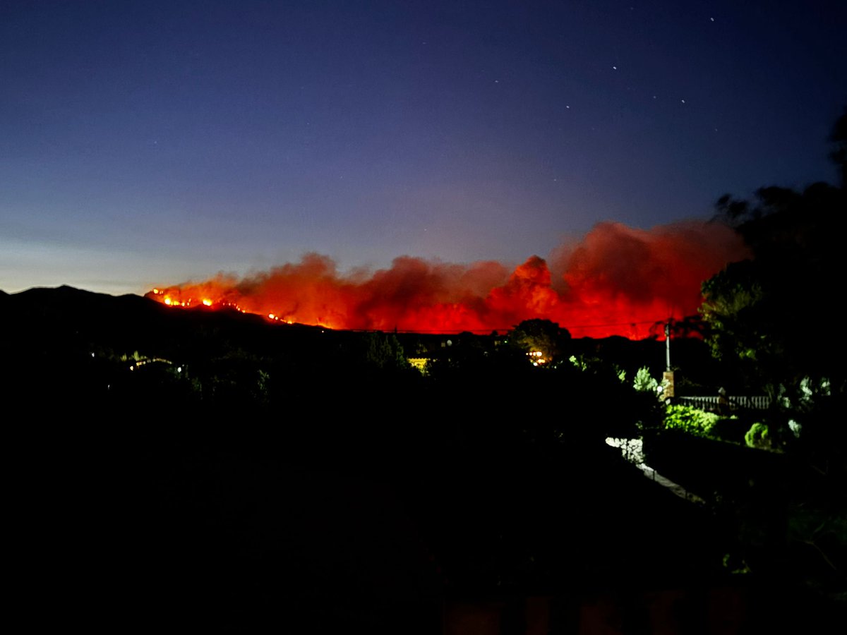 periodistes_cat's tweet photo. 🚨Incendi al #BaixEbre: activem la seu de #Tortosa per donar suport a tots els mitjans i periodistes que cobreixen l’emergència #IFPaüls

📍C/Ramon Berenguer IV, 26, principal
💻Zones de treball
🔌Connexió i punts de càrrega
🕒9h-14h i a partir de les 16h

https://t.co/tzQGJU1clc https://t.co/9f9qZlmz5f