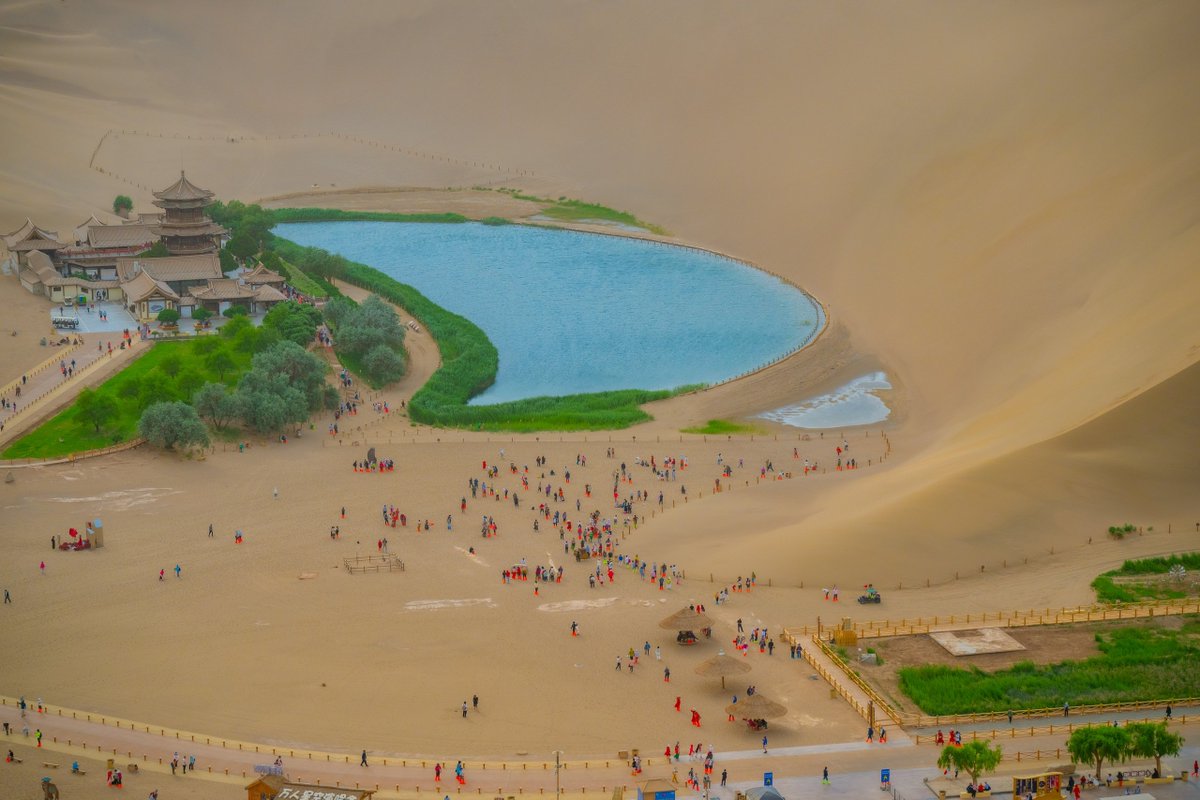 DunhuangAcademy's tweet image. Photoshop magic? Nope — just #Dunhuang’s Mingsha (Singing Sand) Mountain crooning under the sun, and the oasis of Yueyaquan (Crescent Lake) glowing like a sapphire. Nature’s own masterpiece! 🏜️🌊💎
#DunhuangScenery @This_is_Gansu @ExploreGansu @discover_gansu @HiDunhuang