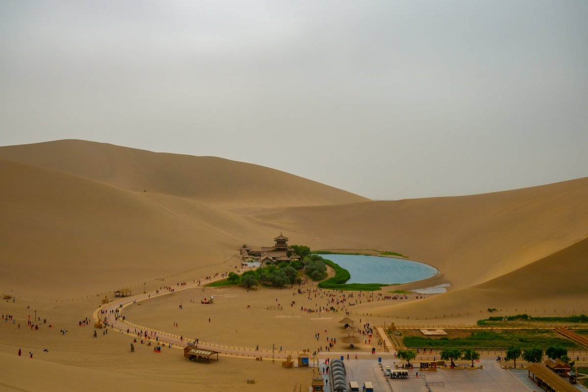 DunhuangAcademy's tweet image. Photoshop magic? Nope — just #Dunhuang’s Mingsha (Singing Sand) Mountain crooning under the sun, and the oasis of Yueyaquan (Crescent Lake) glowing like a sapphire. Nature’s own masterpiece! 🏜️🌊💎
#DunhuangScenery @This_is_Gansu @ExploreGansu @discover_gansu @HiDunhuang