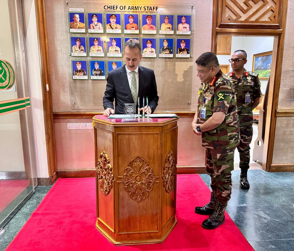 📍Dakka | Bangladeş Kara Kuvvetleri Komutanlığı

Başkanımız Prof. Dr. Haluk Görgün, Bangladeş Kara Kuvvetleri Komutanı General Waker-Uz-Zaman ile bir araya geldi.

Askeri kara sistemleri, zırhlı araçlar ve teknolojik modernizasyon alanındaki ortak fırsatlar detaylı şekilde ele