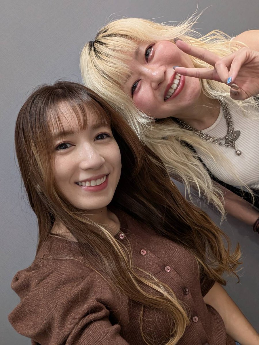 おなじみの飯野さんに髪の毛綺麗にしてもらいました🫶
髪の毛巻くと良い感じに色が出て素敵〜！