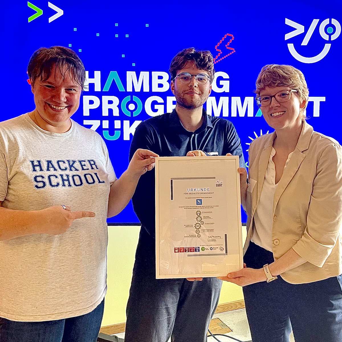 TK Presse & Politik (@tk_presse) on Twitter photo Informatik ist kein Nice-to-have, deshalb will die #HackerSchool #Hamburg 750.000 Schüler:innen pro Jahr mit ihrem #IT-Angebot erreichen. Mit von der Partie auch die TK. Vergangene Woche waren unsere IT-Chefin Aude Vik und Duali Elias vor Ort, um die Partnerschaft zu feiern. Informatik ist kein Nice-to-have, deshalb will die #HackerSchool #Hamburg 750.000 Schüler:innen pro Jahr mit ihrem #IT-Angebot erreichen. Mit von der Partie auch die TK. Vergangene Woche waren unsere IT-Chefin Aude Vik und Duali Elias vor Ort, um die Partnerschaft zu feiern.
