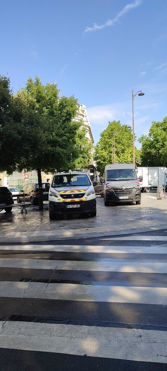 Riverains Messageries (@rivmessageries) on Twitter photo 2 jours que les véhicules de <a href="/prefpolice/">Préfecture de Police</a> sont garés sur cette place face au commissariat de Paris 12 !🙃 2 jours que les véhicules de <a href="/prefpolice/">Préfecture de Police</a> sont garés sur cette place face au commissariat de Paris 12 !🙃